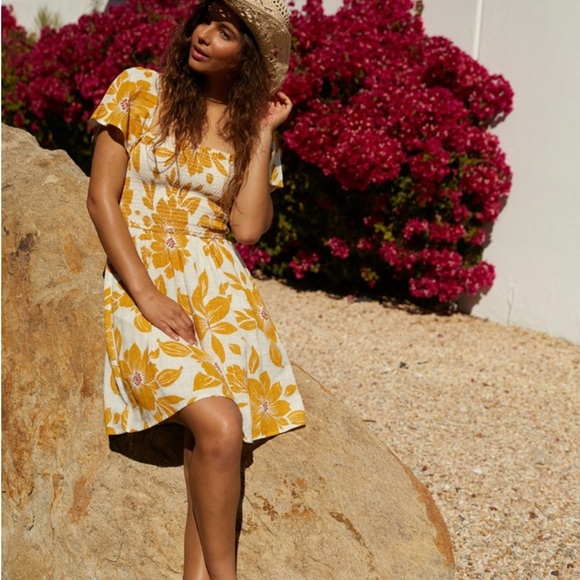 Rip Curl Dresses & Skirts - Rip Curl Azalea floral smocked mini dress XL